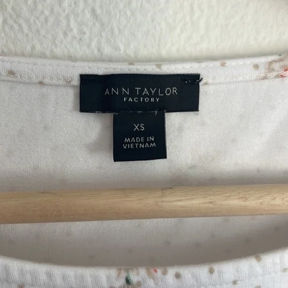 Ann Taylor dainty floral shirt XS - Picture 3 of 6